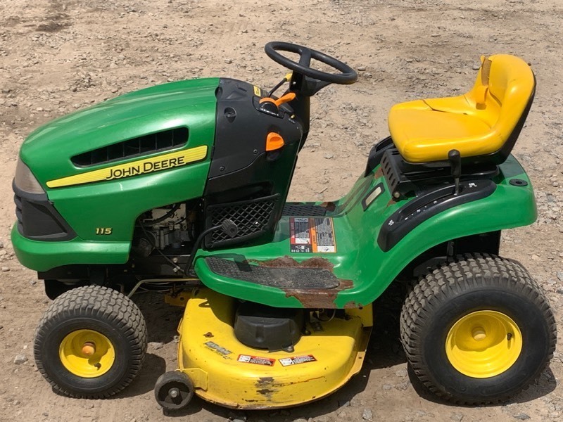 lot 8 image: John Deere 115 Lawn Tractor
