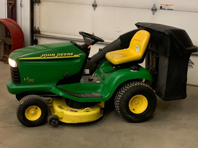 lot 5 image: John Deere LT-160 Automatic Lawn Tractor