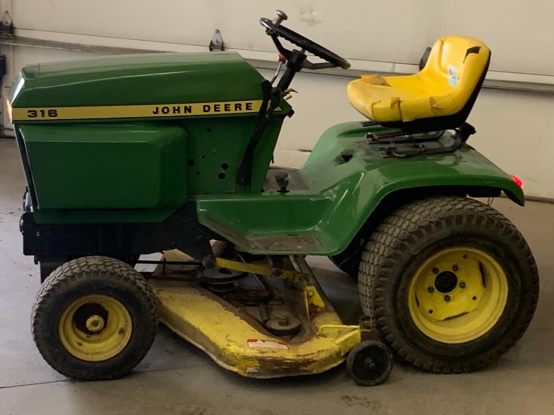 lot 4 image: John Deere 316 Lawn Tractor