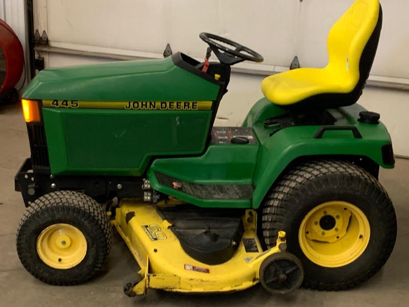 lot 2 image: John Deere 445 Lawn Tractor