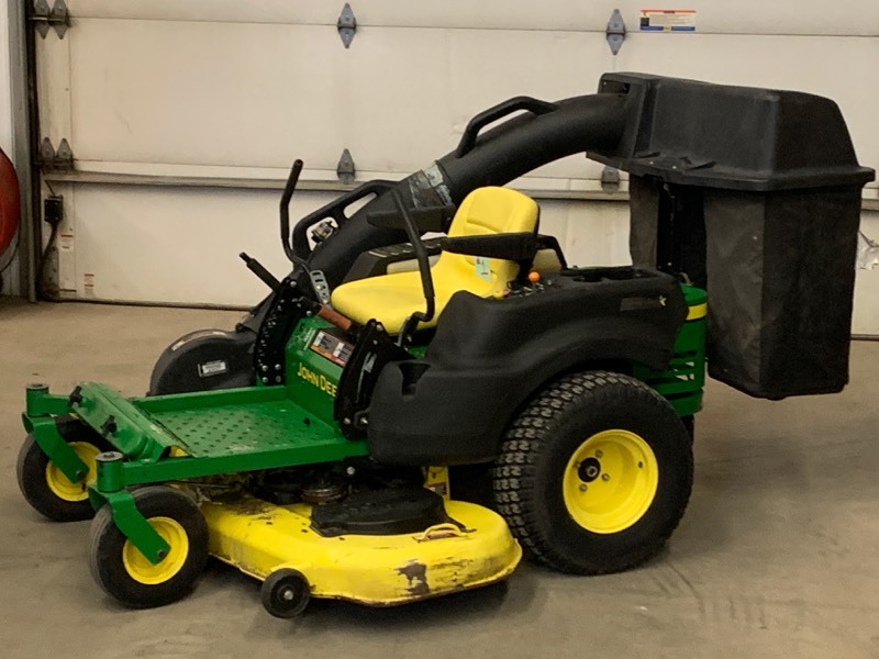 lot 1 image: John Deere Zero-Turn Lawn Mower