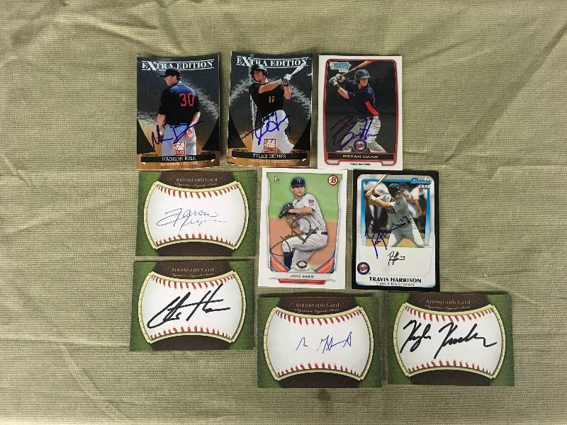lot 363 image: Autographed Twins Cards