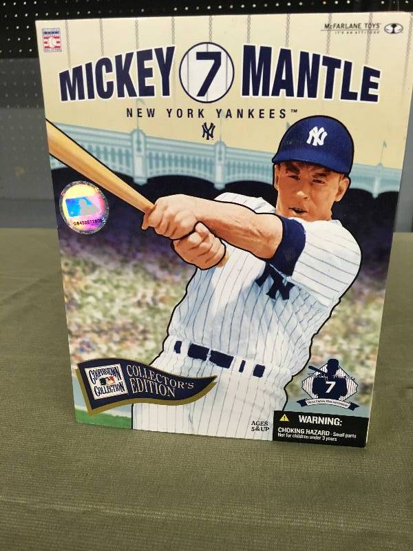 lot 424 image: Cooperstown Collection Collectors Edition Mickey Mantle Figurine