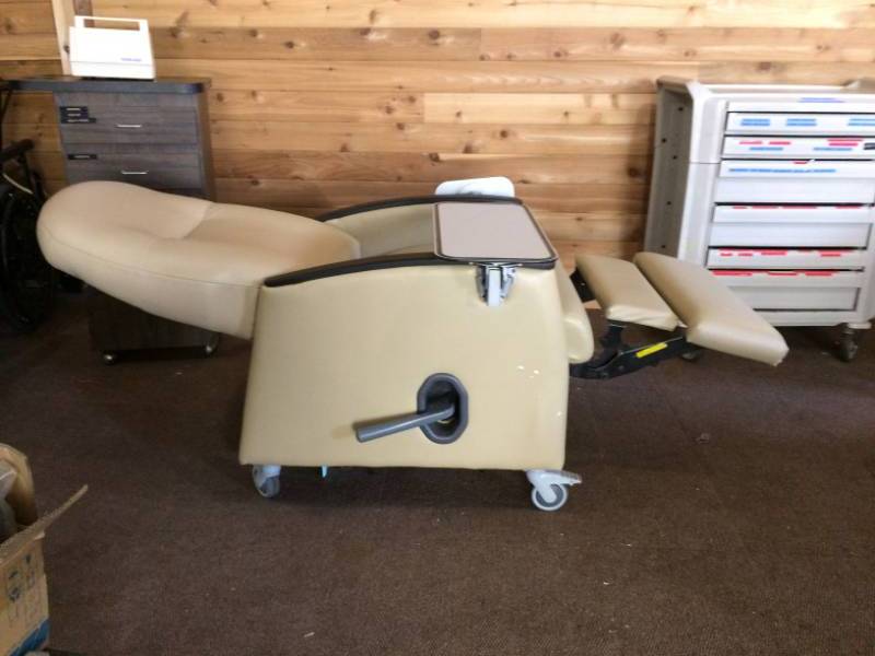 lot 4 image: Soft & Cushiony Care Recliner Mobile Chair With Dual Tables Great Condition with Exception - Some Type Of Wear On Seat - Could Not Find Any Wear On Rest Of Recliner