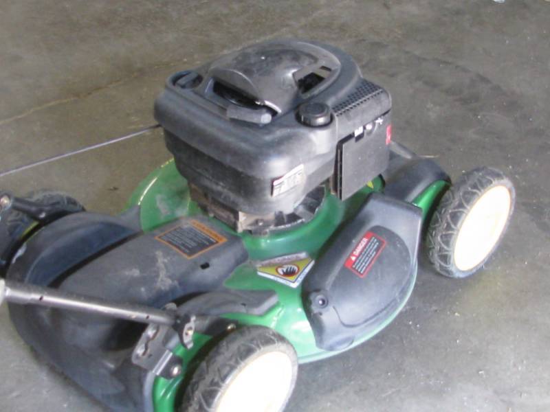 lot 1 image: John Deere Lawn Mower