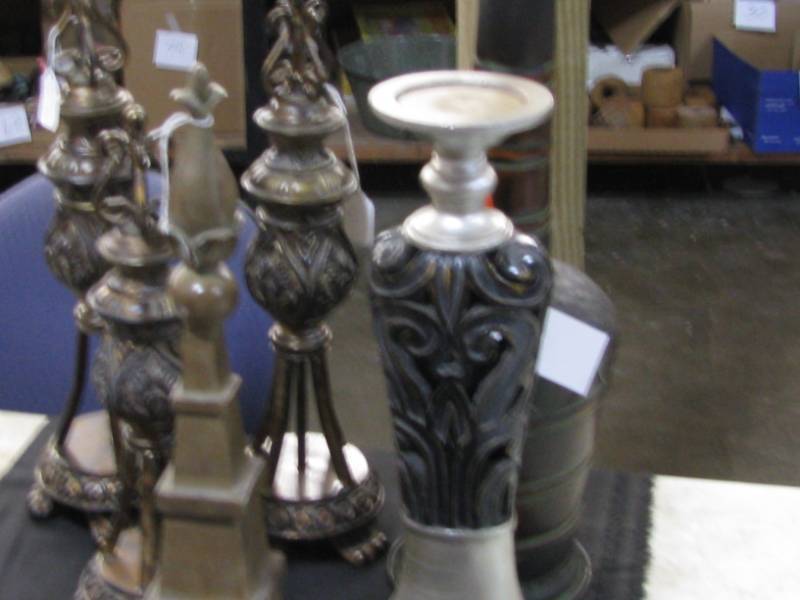 lot 19 image: Decor