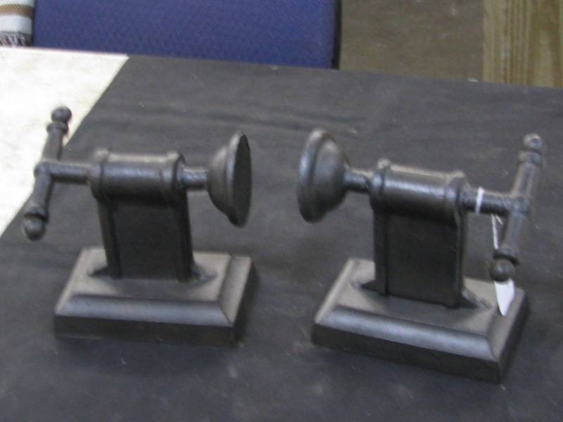 lot 20 image: Cast Iron Book Ends