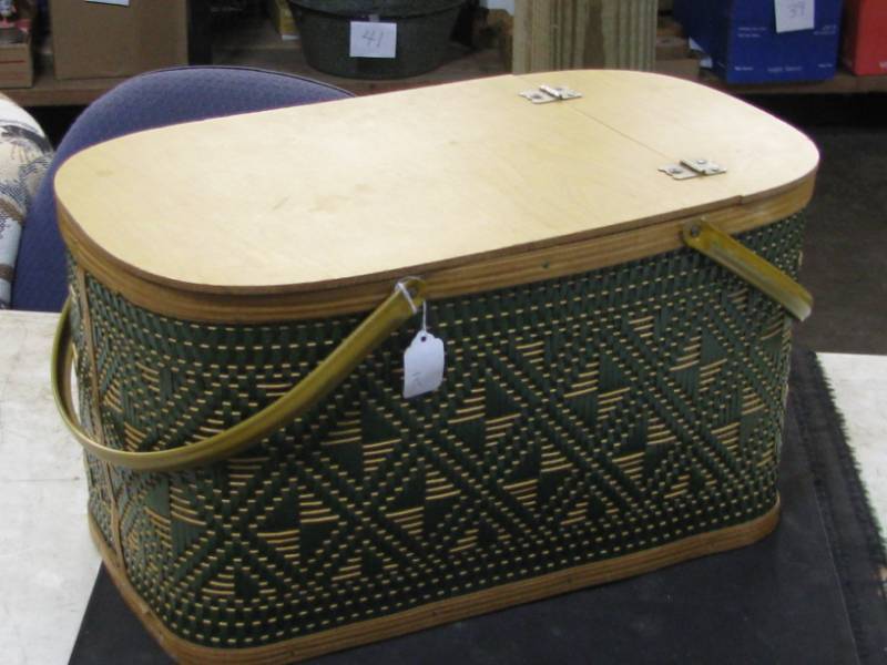 lot 21 image: Picnic Basket