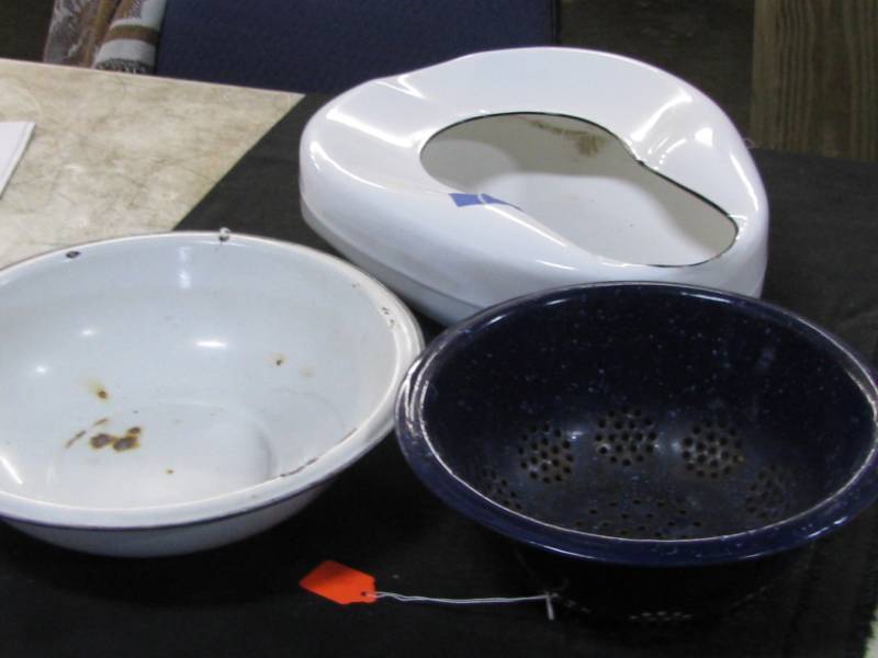 lot 30 image: Enamelware