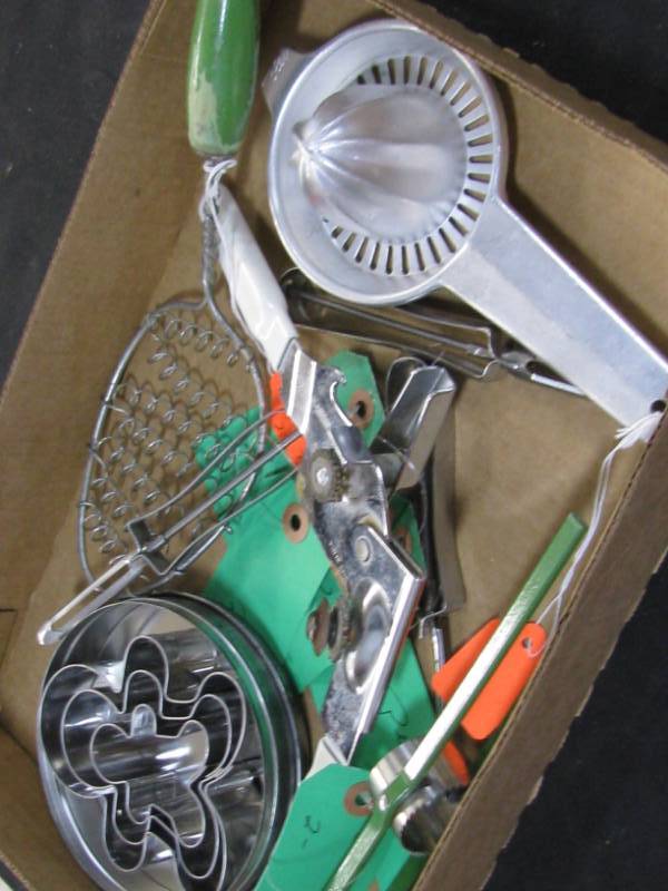 lot 32 image: Kitchen Utensils