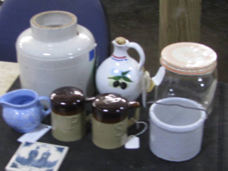 lot 45 image: Crockery & Pottery