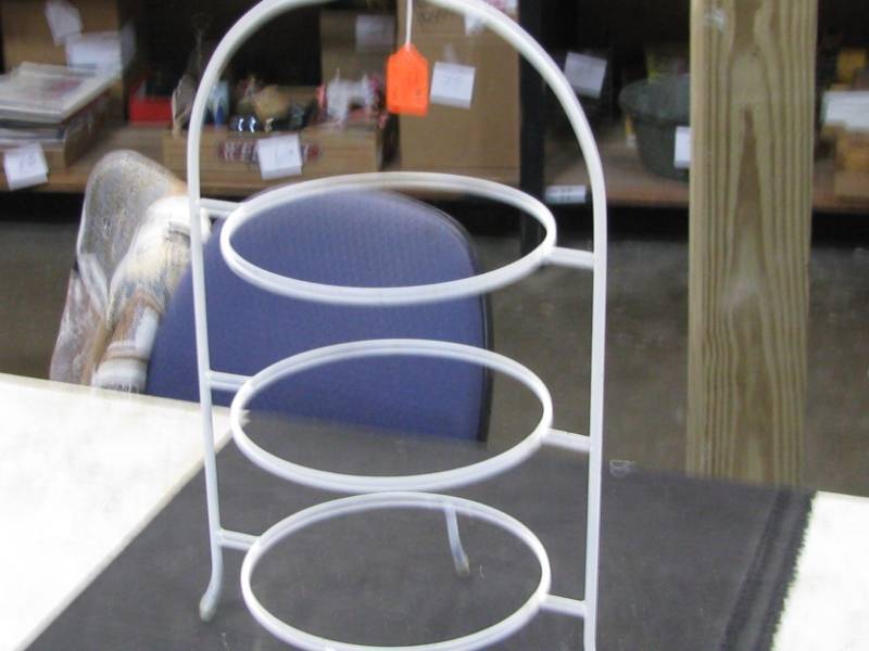 lot 51 image: Pie Stand