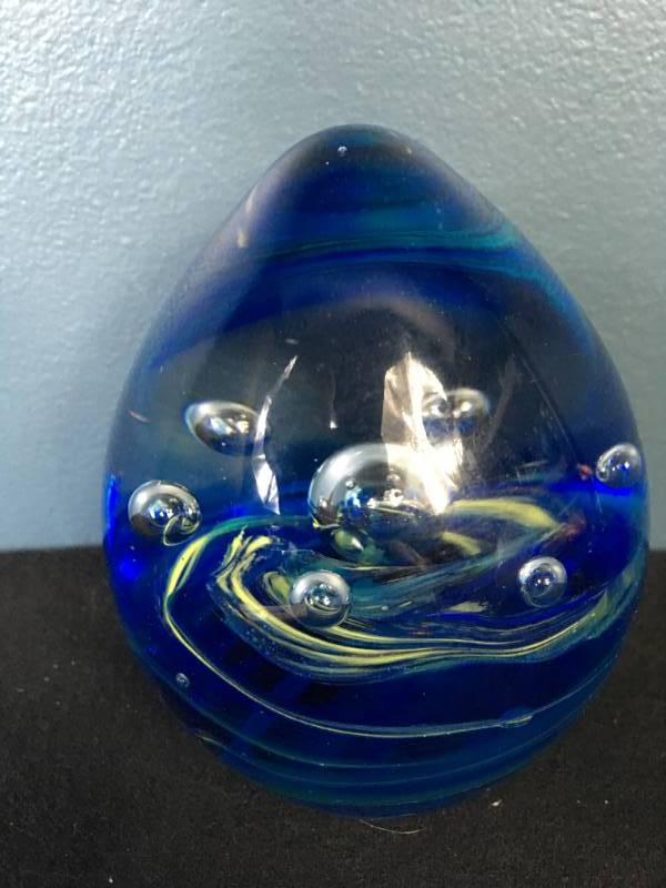 lot 72 image: Art Glass Paper Weight