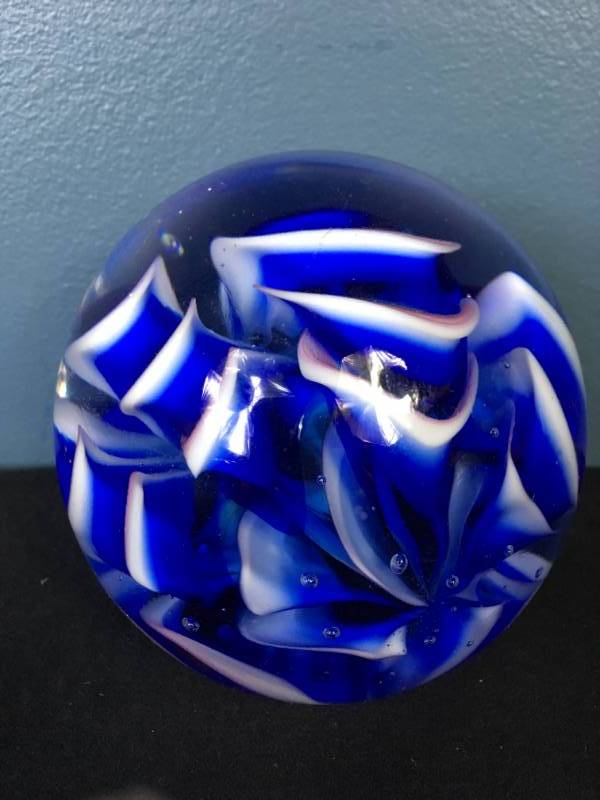 lot 73 image: Art Glass Paper Weight