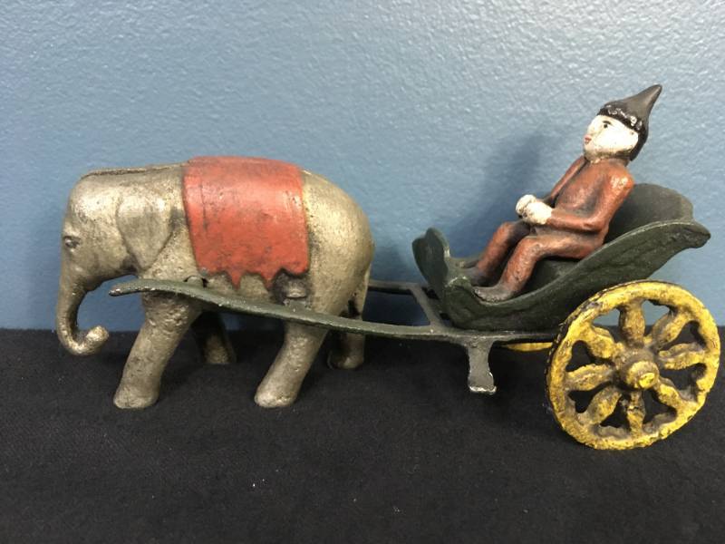 lot 106 image: Vintage Cast Iron Toy