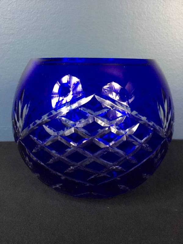 lot 115 image: Blue Cut To Clear Crystal Bowl