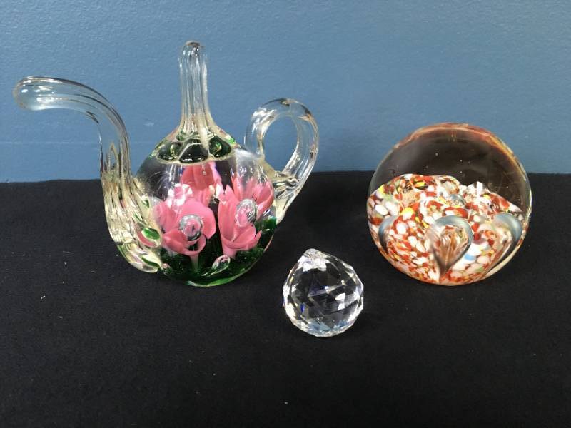 lot 123 image: Paper Weights