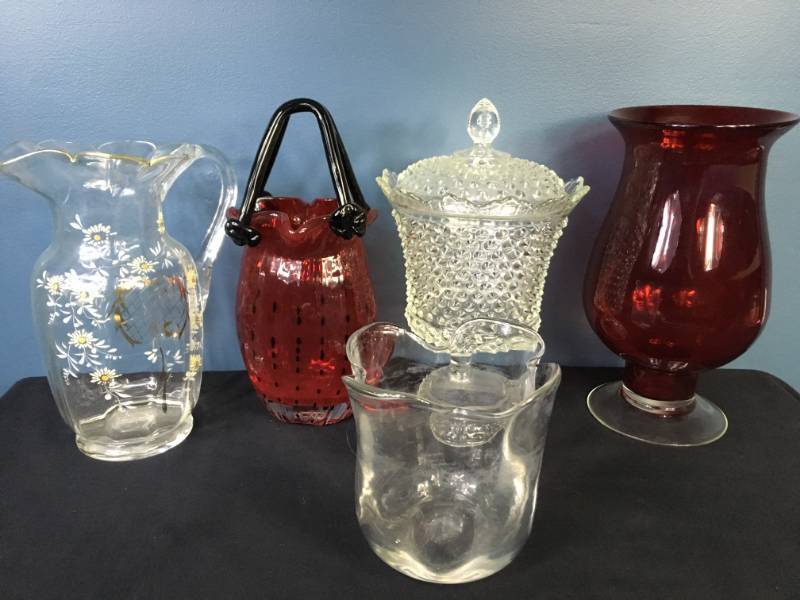 lot 128 image: Assorted Glass Decorations