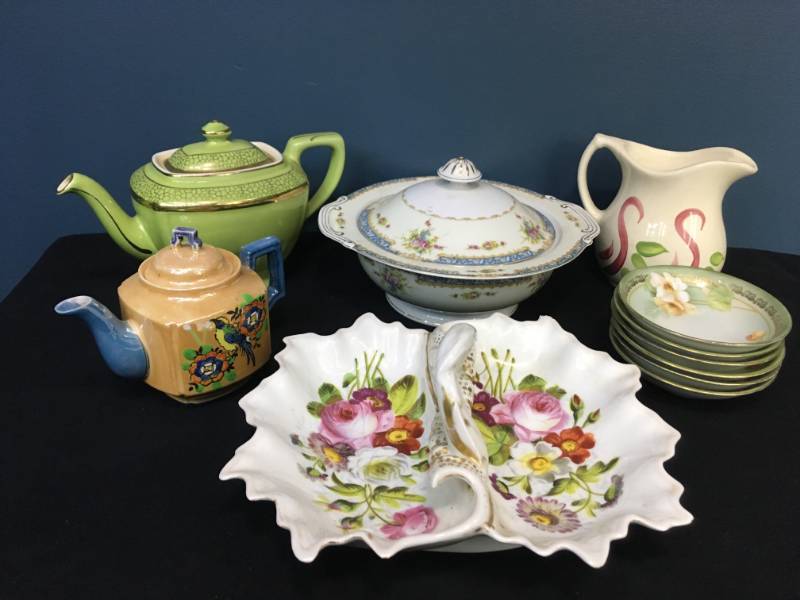 lot 147 image: Tea Pots