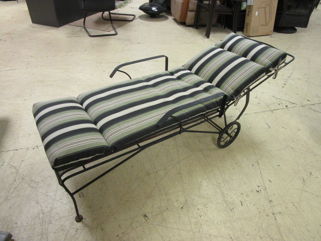 lot 305 image: PATIO LOUNGE CHAIR