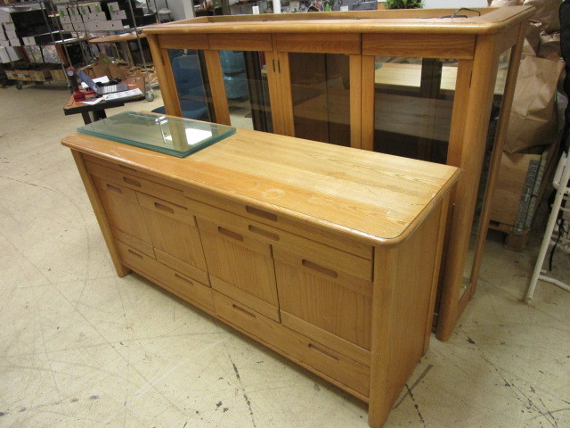 lot 325 image: THOMASVILLE CHINA CABINET
