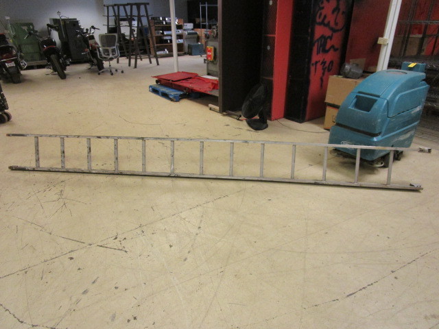 lot 326 image: 14 ALUMINUM LADDER