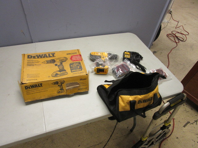 lot 328 image: DEWALT CORDLESS DRILL KIT