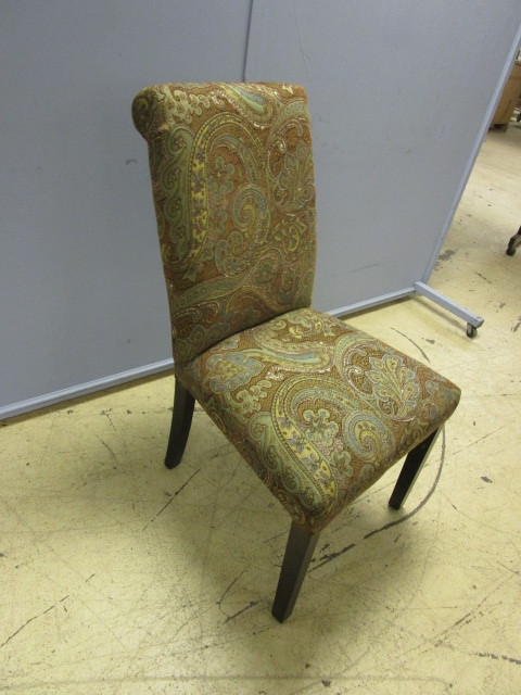 lot 338 image: UPHOLSTERED ACCENT CHAIR