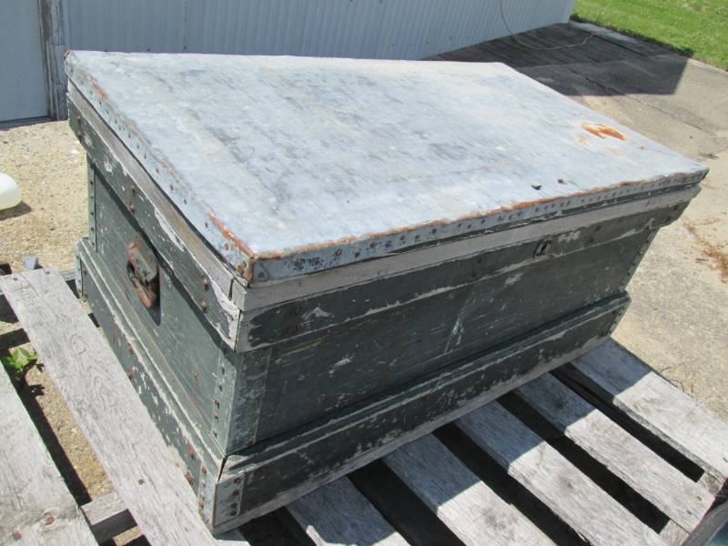 lot 92 image: Vintage chest 21x38...