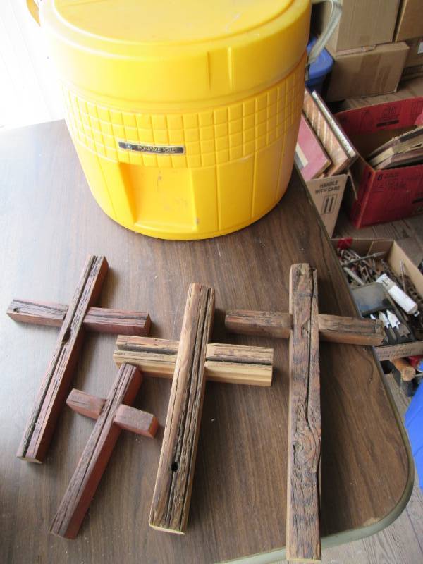 lot 107 image: Vintage camping porta potty and bar...