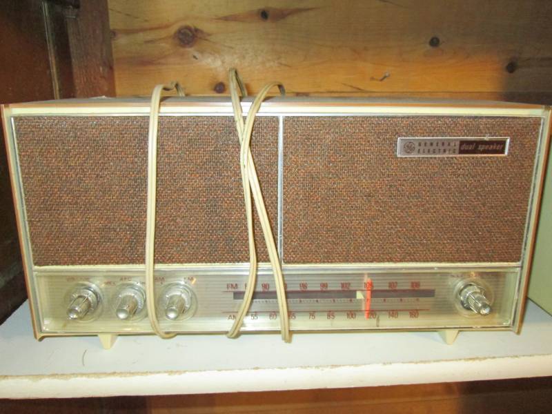 lot 119 image: GE Radios...