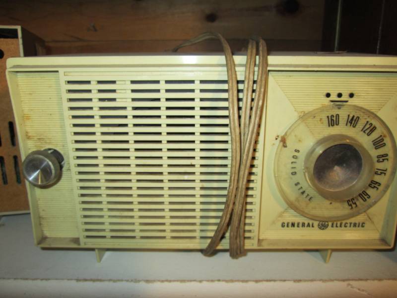 lot 120 image: Vintage GE radio...