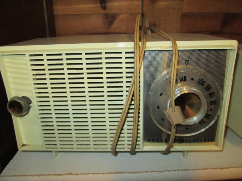 lot 121 image: Vintage GE radio...