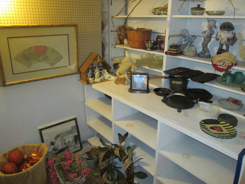 lot 133 image: Cast iron cookwaree, christmas dc...