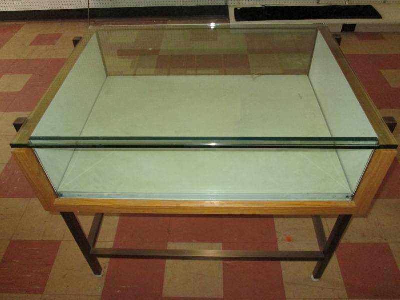 lot 141 image: glass display 24x32x30...