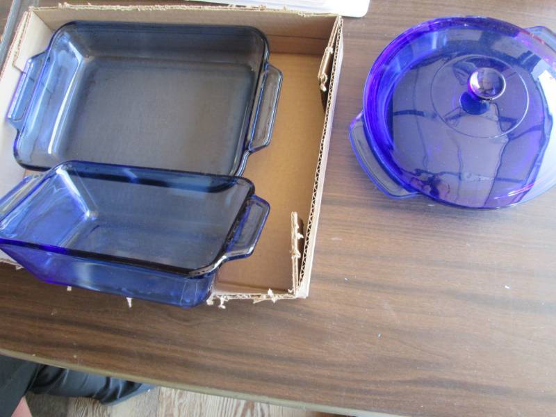 lot 3 image: Cobalt blue anchor hocking bakeware...