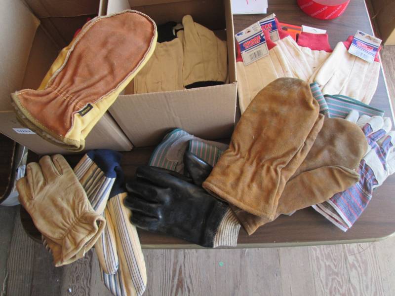 lot 11 image: 2 boxes of mens gloves...