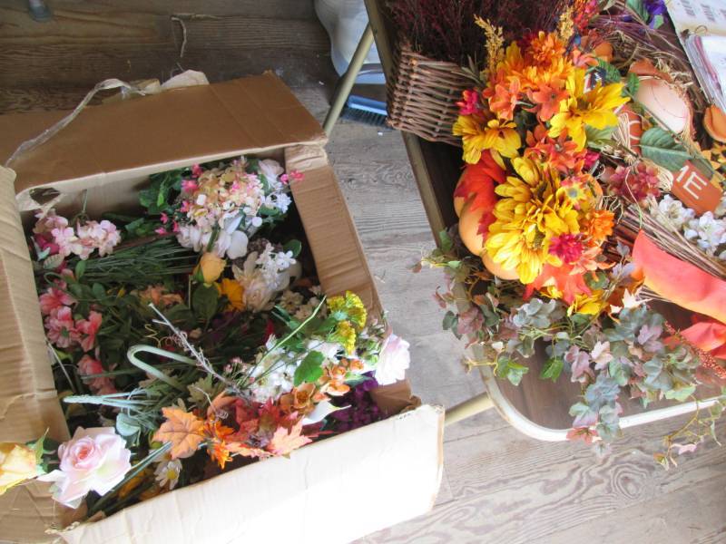 lot 14 image: Tall flowers and dcor...