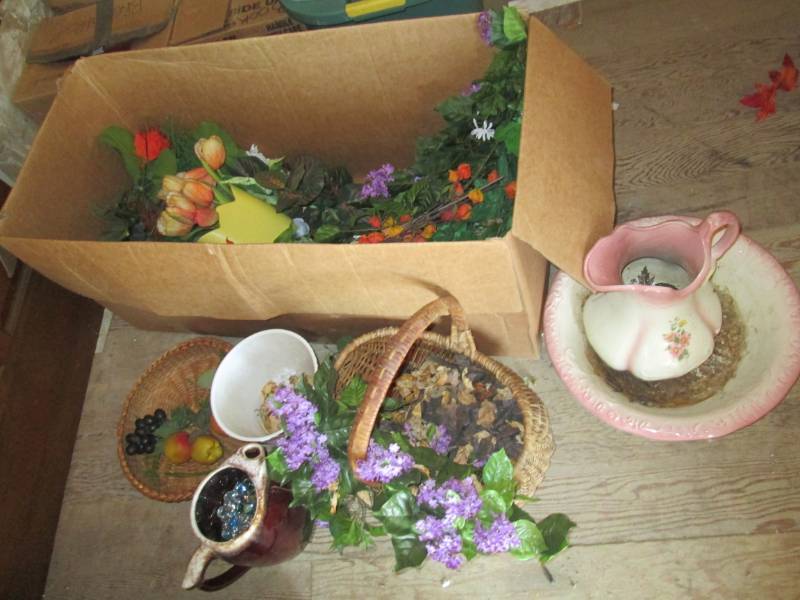 lot 15 image: Pitchers,bowl and decorative flower...