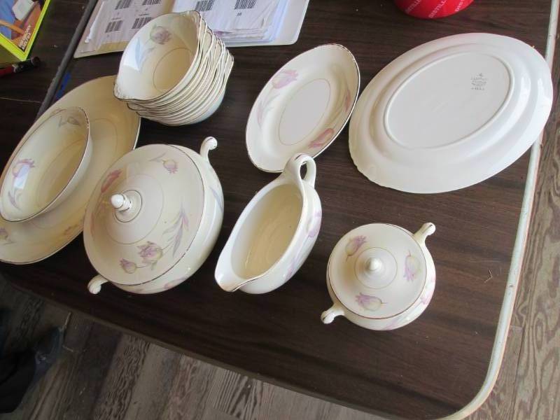 lot 16 image: Nautilus eggshell H50NS serving pie...