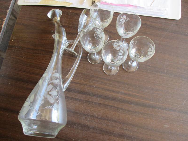 lot 18 image: Princess house decanter 6 glasses...