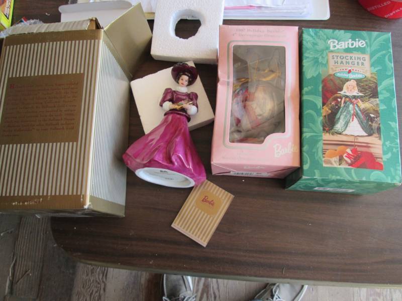 lot 21 image: 3 Barbie collectibles...