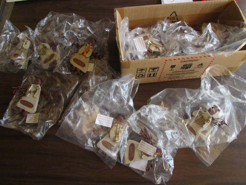 lot 39 image: Wooden christmas angles...