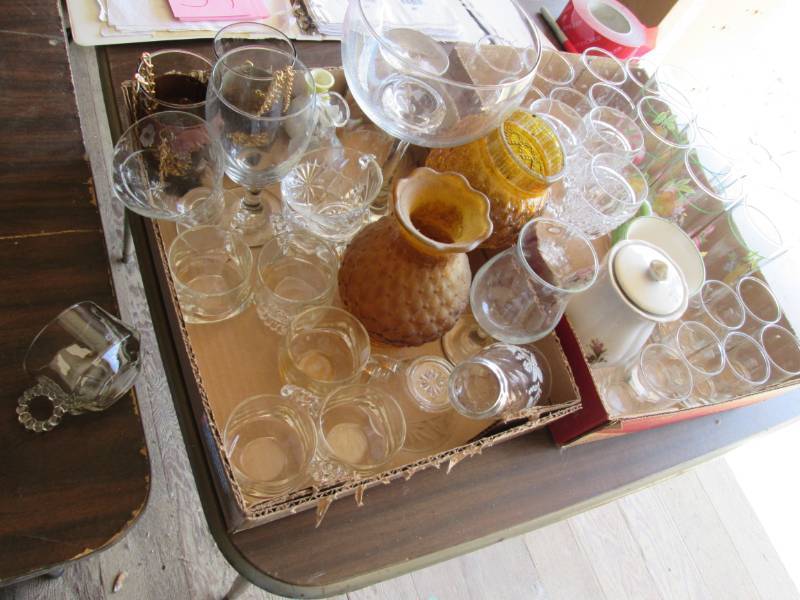 lot 41 image: Bonbon plates, boopie snack cups, a...