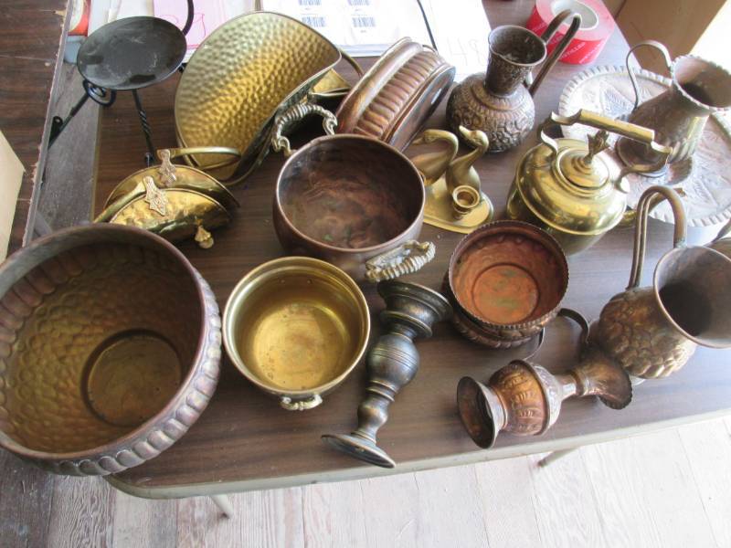 lot 48 image: Copper and brass planter vases...