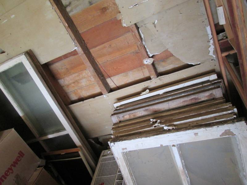 lot 61 image: Old windows 12-29x29 4-29x53...
