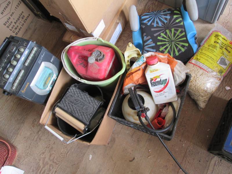 lot 88 image: Karaoke machine and misc garage ite...