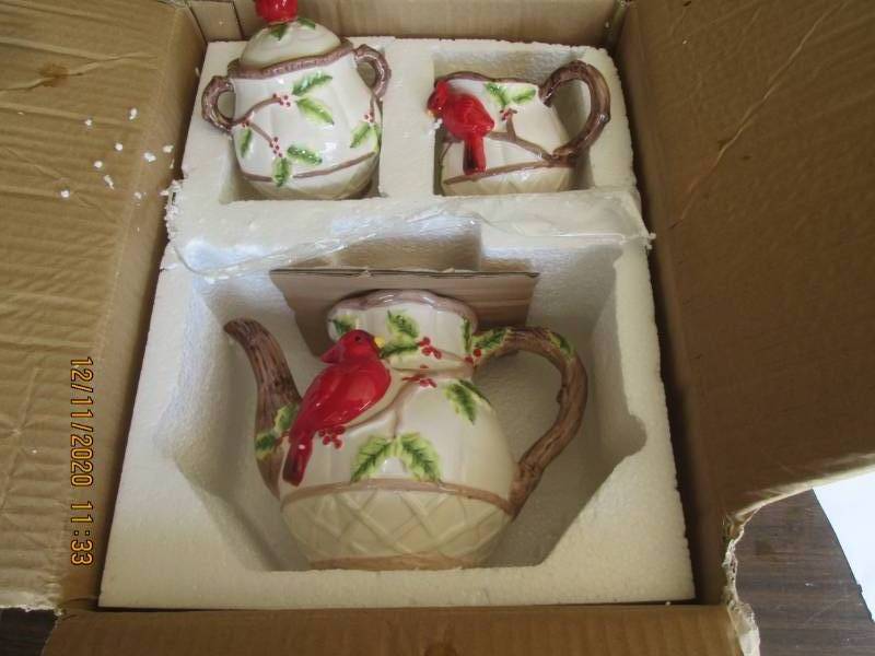 lot 182 image: Tea cups lot, creamer and sugar...