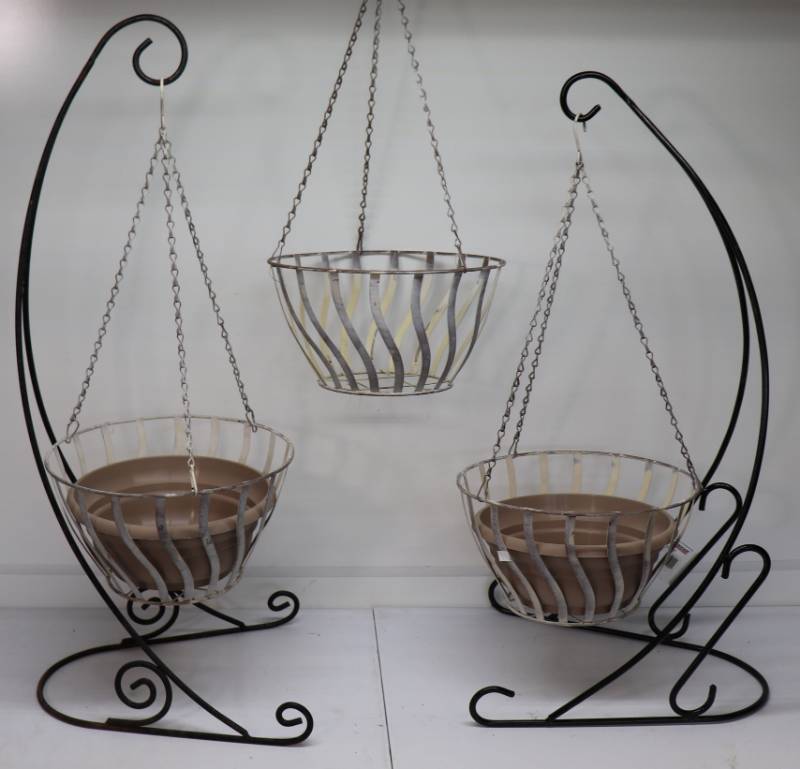 3 Hanging Plant Baskets w 2 Stands