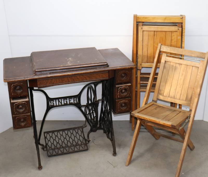 Vintage Singer Sewing Machine & 4 Chairs